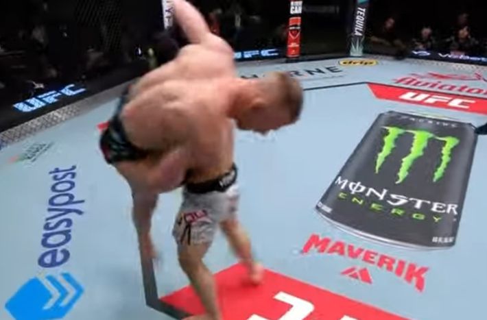 16일(한국 시간) 미국 네바다주 라스베이거스 UFC 에이펙스에서 열린 유수영(사진 가운데)과 A.J. 커닝햄의 경기 장면 중 일부. 유수영이 테이크다운 시도를 하고 있다. tvN SPORTS 유튜브 중계방송 캡처