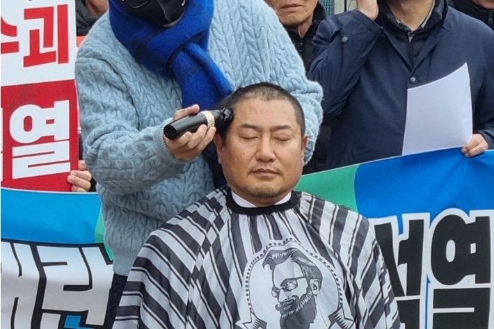 대구지검 포항지청에서 삭발식 중인 더불어민주당 경북도당 장용선 부위원장. 장용선 부위원장 제공