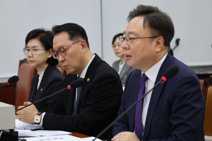 조규홍 보건복지부 장관이 18일 국회 보건복지위원회 전체회의에서 의사 정원을 정부 직속 의료인력수급추계위원회(추계위)에서 심의하는 것을 골자로 하는 보건의료기본법 개정안에 대한 질의에 답하고 있다. 연합뉴스