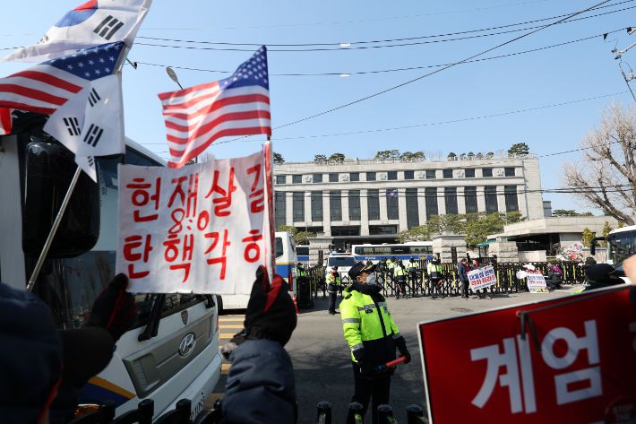 헌재 건너편 윤 대통령 지지자     (서울=연합뉴스) 신현우 기자 = 윤석열 대통령 탄핵심판 사건이 헌법재판소에 접수된 지 95일째인 19일 서울 종로구 헌재 건너편에서 윤 대통령 지지자가 탄핵 각하를 촉구하고 있다.     헌재가 이번 주 안으로 결론을 선고하려면 늦어도 이날까지는 선고일을 정해야 한다는 관측이 나온다. 2025.3.19     nowwego@yna.co.kr (끝)   <저작권자(c) 연합뉴스, 무단 전재-재배포, AI 학습 및 활용 금지> 연합뉴스