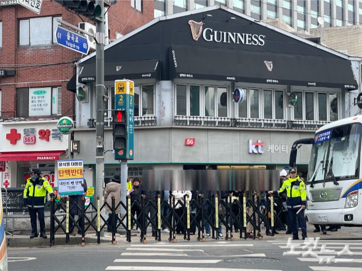 고즈넉한 북촌한옥마을로 향하던 길이 소음과 혼란으로 뒤덮이고 곳곳에 샛노란 이동형 울타리(질서 유지선)로 통제되어 있다. 최보금 기자