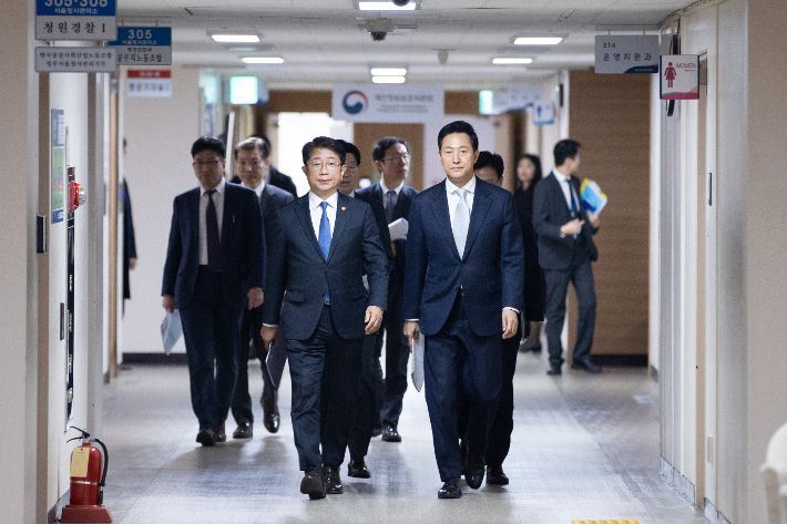 박상우 국토교통부 장관(좌측)과 오세훈 서울시장이 19일 정부서울청사에서 '주택시장 안정화 방안' 브리핑을 위해 이동하는 모습. 국토부 제공