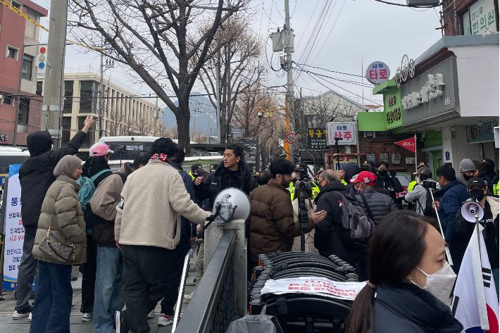 "이재명 XXX", "너네들이 빨갱이야" 등 확성기를 사용해 욕설과 고성을 외치는 시위대로 인해 안국역 인근 카페 상인들은 소음으로 인한 고통을 호소했다. 최보금 기자