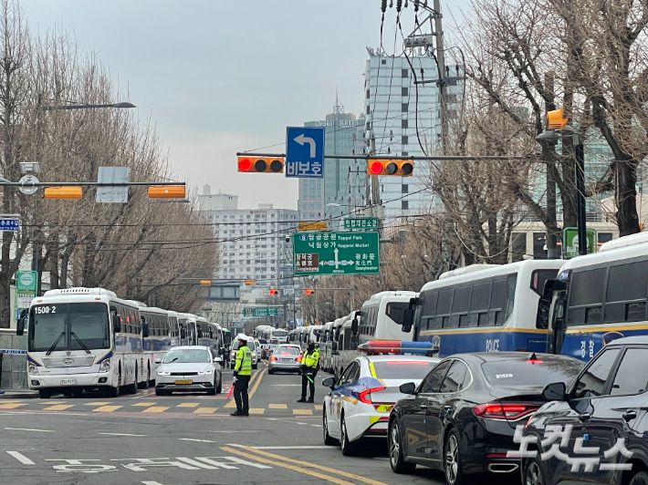 경찰 차벽이 도로 양쪽을 차지하면서 교통이 혼잡해진 안국역 일대. 최보금 기자
