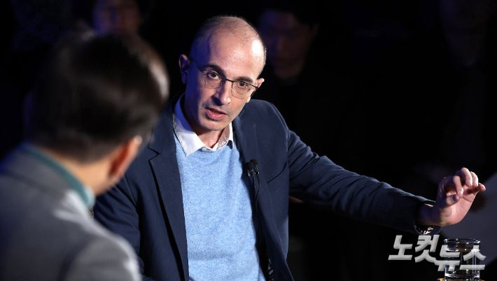 인문학 베스트셀러 '사피엔스'의 작가 유발 하라리가 22일 오후 서울 여의도 국회 사랑재에서 이재명 더불어민주당 대표와 AI를 주제로 대담을 하고 있다. 박종민 기자