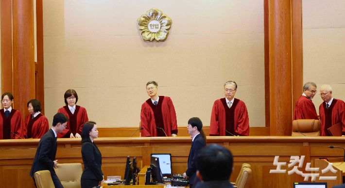 이창수 중앙지검장 등 검사 3인 및 최재해 감사원장에 대한 탄핵심판이 열린 13일 오전 서울 종로구 헌법재판소에서 문형배 헌법재판소장 권한대행을 비롯한 헌법재판관들이 심판정으로 들어서고 있다. 류영주 기자