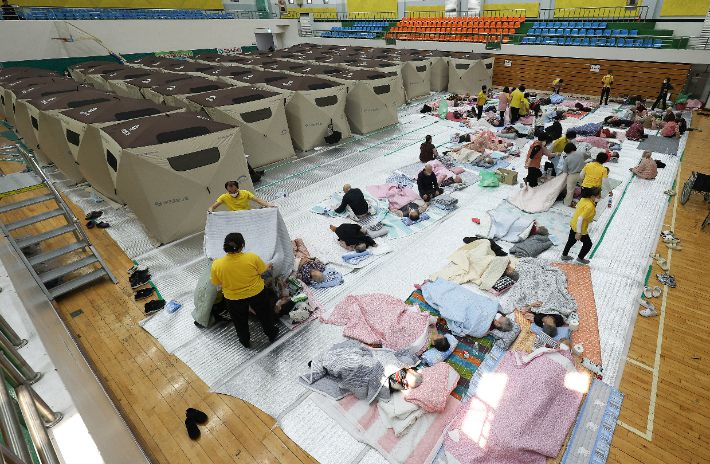 경북 의성군 대형 산불 발생 이틀째인 23일 의성체육관에 마련된 대피소에서 이재민들이 휴식을 취하고 있다. 연합뉴스