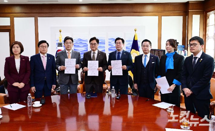 우원식 국회의장과 권성동 국민의힘 원내대표, 박찬대 더불어민주당 원내대표가 20일 서울 여의도 국회의장실에서 연금개혁 관련 여야 합의문을 들어 보이고 있다. 우 의장과 여야 원내대표는 국민연금의 보험료율을 기존 9%에서 13%로, 소득대체율을 기존 40%에서 43%로 오는 2026년부터 인상하는 것을 골자로 하는 연금개혁안을 합의했다. 윤창원 기자