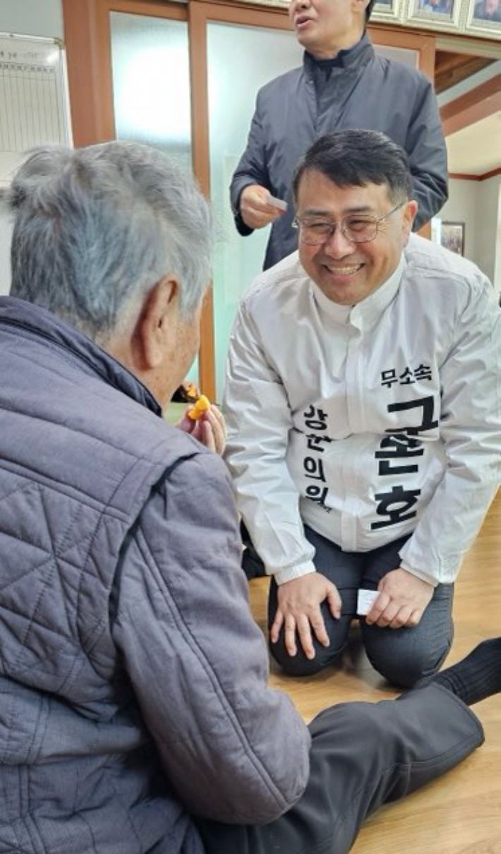 22일 인천 강화군의 한 노인회관에서 무소속 구본호 후보가 지지를 호소하는 모습. 구본호 후보 선거캠프 제공