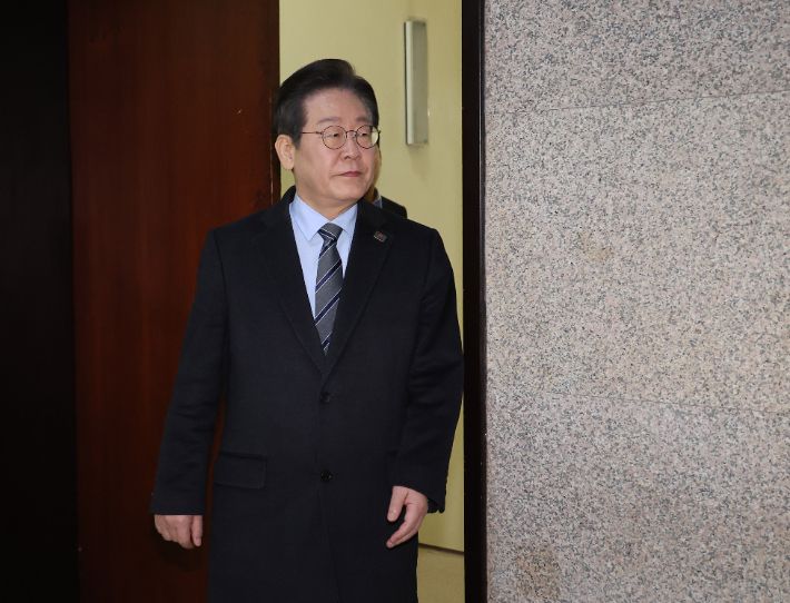 당 대표실 향하는 이재명 대표     (서울=연합뉴스) 박동주 기자 = 더불어민주당 이재명 대표가 24일 국회 당 대표실로 향하고 있다. 2025.3.24     pdj6635@yna.co.kr (끝)   <저작권자(c) 연합뉴스, 무단 전재-재배포, AI 학습 및 활용 금지> 연합뉴스