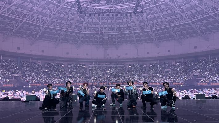 에이티즈가 팬들이 준비한 슬로건을 들고 사진을 찍는 모습. 에이티즈 공식 트위터