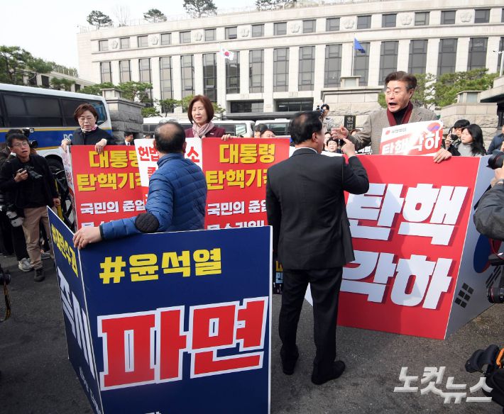 한덕수 국무총리의 탄핵소추 선고일인 24일 오전 서울 종로구 재동 헌법재판소 앞에서 국민의힘 의원과 더불어민주당 의원이 설전을 벌이고 있다. 황진환 기자