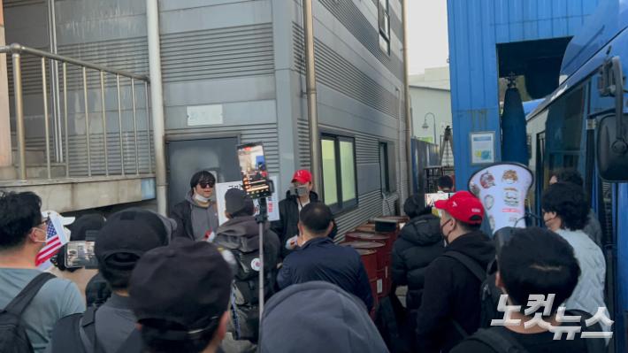 25일 극우 유튜버들과 탄핵 반대 측 지지지들이 골목에서 나오는 시민들에게 욕설을 내뱉고 있다. 박인 기자