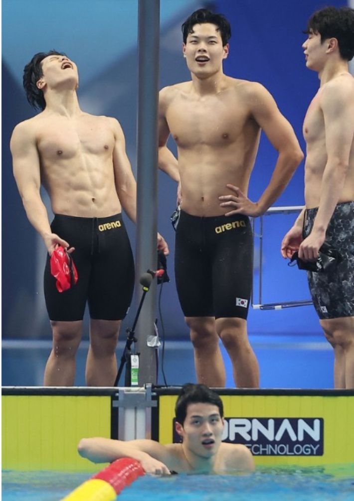 지난 2023년 9월 28일 중국 항저우 올림픽 스포츠센터 수영장에서 열린 2022 항저우 아시안게임 남자 계영 400m 자유형 결승에 출전한 대표팀 선수들이 은메달을 확정한 뒤 기뻐하고 있다. 연합뉴스