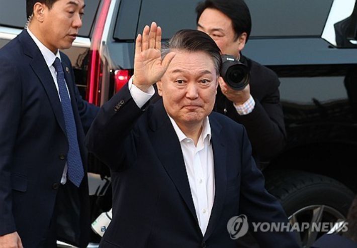 (서울=연합뉴스) 김인철 기자 = 서울구치소에서 석방된 윤석열 대통령이 8일 서울 한남동 관저 앞에 도착, 차량에서 내려 지지자들을 향해 인사하고 있다. 2025.3.8     yatoya@yna.co.kr (끝) 연합뉴스