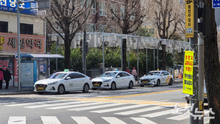 광주 동구 NC웨이브 앞. 손님을 기다리는 택시가 줄지어 서 있다. 한아름 수습기자