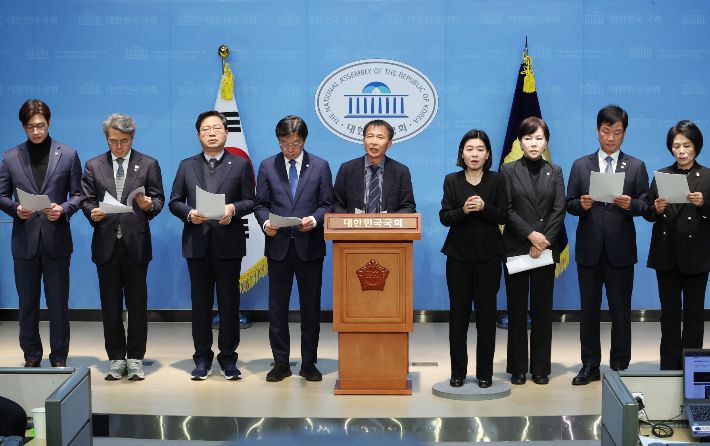 이재명 무죄 선고 촉구      (서울=연합뉴스) 김주성 기자 = 더불어민주당 사법정의실현 및 검찰독재대책위원회 송기호 변호사(왼쪽 다섯번째) 등 위원들이 25일 서울 여의도 국회 소통관에서 이재명 대표의 공직선거법 위반 혐의 2심 선고를 앞두고 무죄를 주장하는 기자회견을 하고 있다. 2025.3.25     utzza@yna.co.kr (끝)   <저작권자(c) 연합뉴스, 무단 전재-재배포, AI 학습 및 활용 금지> 연합뉴스