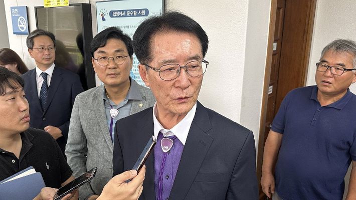 박우량 신안군수가 직권남용 혐의 항소심 재판에서 직위상실형을 선고받고 입장을 밝히고 있다. 연합뉴스