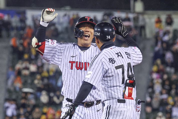 환호하는 LG 김현수. 연합뉴스