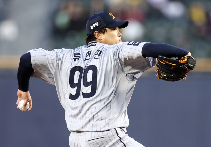 역투하는 한화 류현진. 연합뉴스