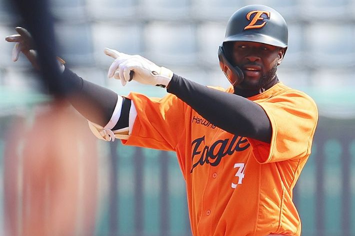 시범경기 때 2루타를 친 한화 플로리얼. 연합뉴스