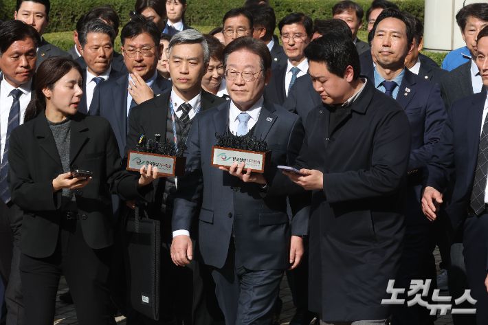공직선거법 위반 항소심에서 무죄를 선고받은 이재명 더불어민주당 대표가 26일 오후 서울 서초구 서울고등법원을 나서고 있다. 박종민 기자