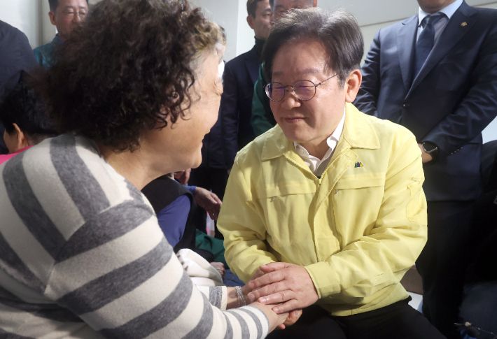 이재민 위로     (산청=연합뉴스) 김동민 기자 = 더불어민주당 이재명 대표가 28일 오후 경남 산청군 시천면 산청 화재 이재민 대피소인 한국선비문화연구원을 찾아 이재민을 위로하고 있다. 2025.3.28     image@yna.co.kr (끝)   <저작권자(c) 연합뉴스, 무단 전재-재배포, AI 학습 및 활용 금지> 연합뉴스