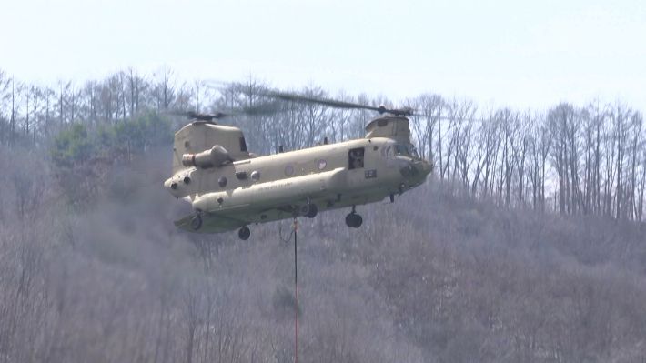 산불 진화 미군 헬기 투입. 경남도청 제공