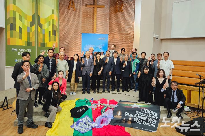 사진은 한국기독교교회협의회가 지난 해 5월 12일 서울 성북구 보문제일교회에서 드린 아시아주일예배 모습이다. 설교를 전한 버마플랫폼 의장 남부원 목사(YMCA아시아태평양연맹)는 미얀마 민주화를 위한 지속적인 관심을 호소했다. 송주열 기자