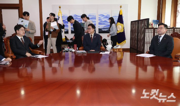 우원식 국회의장과 국민의힘 권성동 원내대표, 더불어민주당 박찬대 원내대표가 31일 오전 국회 의장실에서 회동을 하고 있다. 황진환 기자