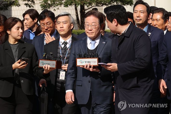 (서울=연합뉴스) 더불어민주당 이재명 대표가 26일 서울고등법원에서 열린 공직선거법 위반 사건 항소심에서 무죄를 선고받은 뒤 법원을 나서고 있다. 2025.3.26 [사진공동취재단] photo@yna.co.kr 연합뉴스