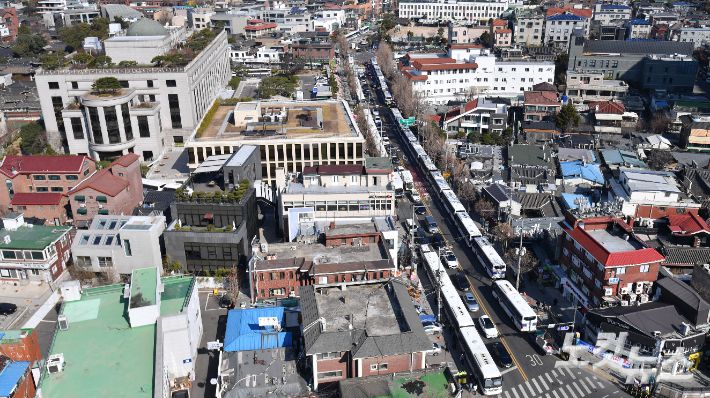 서울 종로구 헌법재판소 주변에 경찰 차벽이 설치돼 있는 모습. 류영주 기자