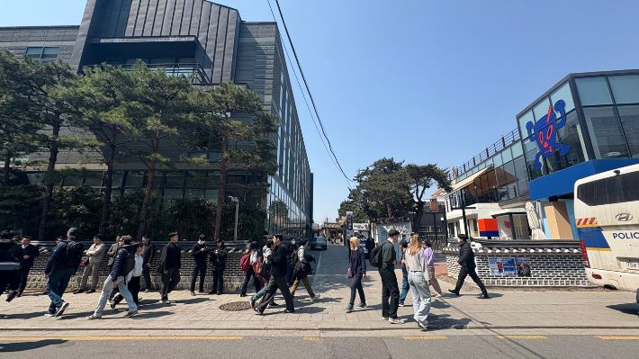 윤석열 대통령 탄핵 심판 선고를 하루 앞두고 시민들이 서울지하철 3호선 안국역 일대를 지나다니고 있다. 김수정 수습기자