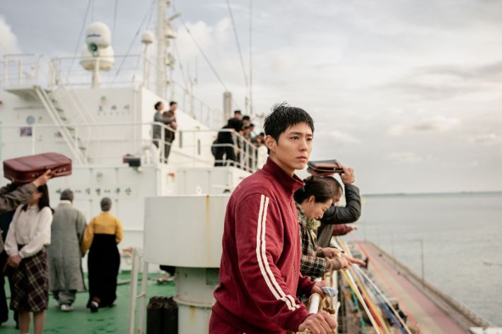 배우 박보검은 극 중 관식이 배에 뛰어내려 애순에게 다가가는 장면에 대해 실제로 수영했다고 밝혔다. 그는 "바다 한가운데서 촬영했고, 수중 세트장에서도 촬영했다"며 "어렸을 때 부터 수영을 좋아했다. 대역이 있었지만, 제가 직접 할 수 있어 직접 했다"고 말했다. 넷플릭스 제공