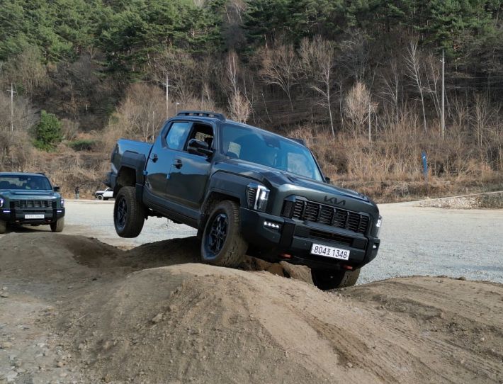 한 쪽 바퀴가 들려도 전자식 차동기어 잠금장치로 안정적인 주행이 가능하다. 기아 제공 동영상 캡처