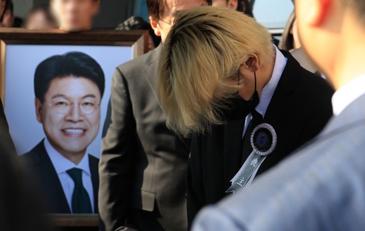 장제원 전 국회의원의 발인식이 열린 4일 오전 부산 해운대구 해운대백병원 장례식장에서 아들 노엘이 아버지 영정 사진 앞에서 고개를 숙인 채로 있다. 연합뉴스