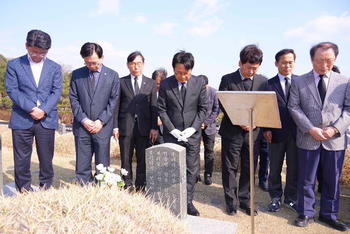 강기정 광주광역시장이 4일 오후 북구 국립 5‧18 민주묘지를 찾아 광주시 간부, 공사‧공단 대표, 출자‧출연기관장 등과 '긴급 현장 간부회의'에 앞서 노벨문학상 수상자인 한강 작가의 '소년이 온다' 실제 주인공인 문재학 열사 묘를 참배하고 있다. 광주광역시 제공