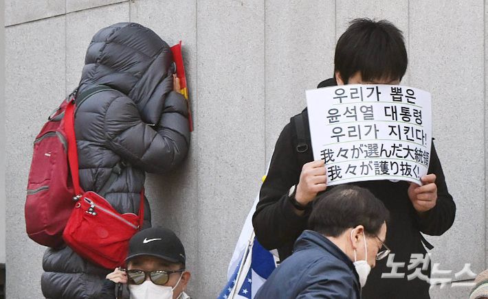 4일 서울 용산구 한남동 대통령 관저 앞에서 열린 윤석열 대통령 지지자들이 윤 대통령의 파면이 선고되자 침통해 하고 있다. 황진환 기자