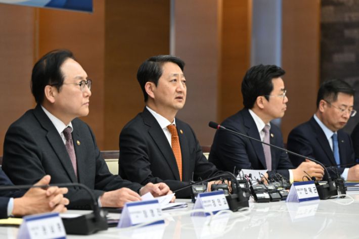 안덕근 산업통상자원부 장관(왼쪽부터 두번째)이 3일 서울 중구 대한상공회의소에서 열린 '민관 합동 미 관세 조치 대책 회의'에서 발언을 하고 있다. 연합뉴스
