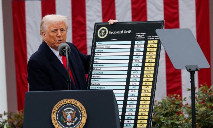 지난 2일(현지시간) 미국 백악관에서 도널드 트럼프 미국 대통령이 세계 각국에 대한 상호관세 부과를 발표하는 모습. 연합뉴스