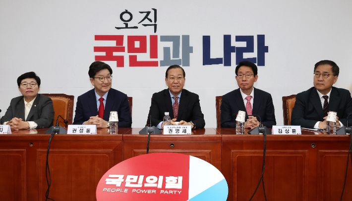 국민의힘 권영세 비상대책위원장과 권성동 원내대표 등 당 지도부가 윤석열 대통령 탄핵심판 선고일인 4일 서울 여의도 국회에서 열린 비상대책위원회의에 참석해 자리하고 있다. 연합뉴스