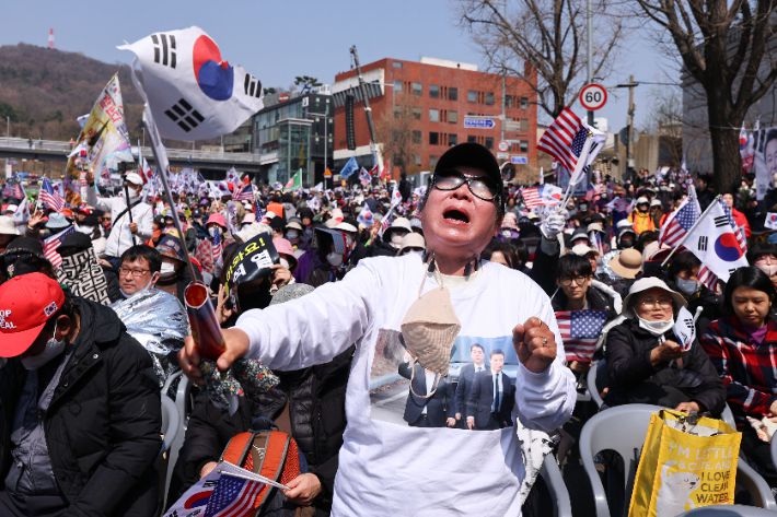 헌법재판소가 윤석열 대통령의 파면을 선고한 4일 한남동 대통령 관저 인근에서 열린 탄핵반대 집회에서 한 지지자가 오열하고 있다. 연합뉴스