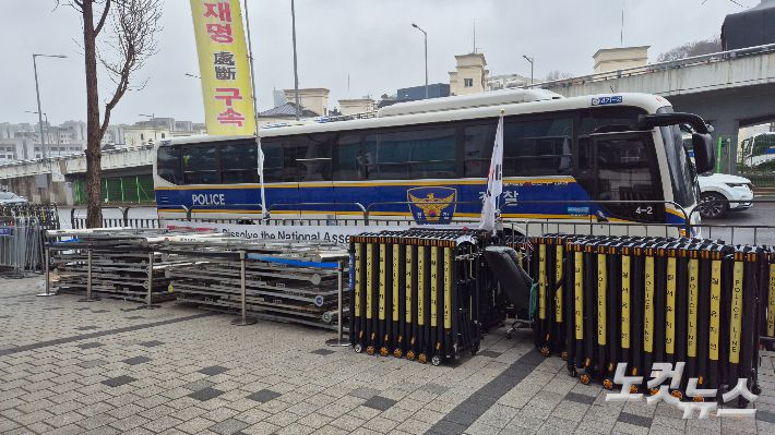 윤석열 전 대통령 파면 선고 당일 한남동 관저 주변을 차단한 경찰 바리게이트 등이 인도 한 편에 정리돼 있다. 송선교 수습기자