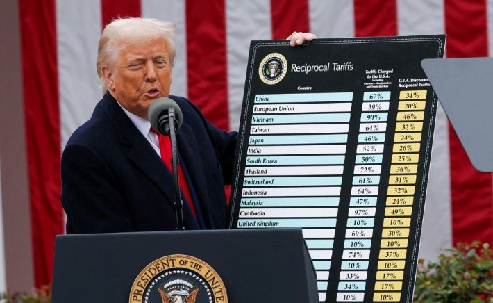 지난 2일(현지시간) 미국 백악관에서 도널드 트럼프 미국 대통령이 세계 각국에 대한 상호관세 부과를 발표하는 모습. 연합뉴스