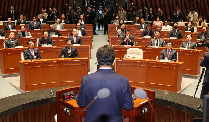 국민의힘 권성동 원내대표가 헌재의 윤석열 대통령 탄핵 인용이 발표된 4일 서울 여의도 국회에서 열린 긴급 의원총회에서 발언하고 있다. 연합뉴스