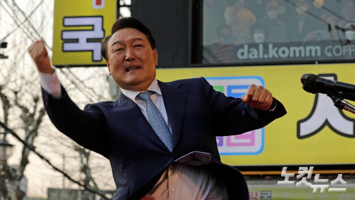 윤석열 전 대통령의 어퍼컷 세리머니. 인수위사진기자단