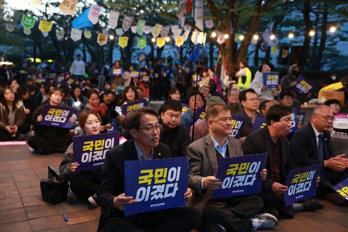 지난 4일 오후 진주시청 앞에서 열린 진주시민승리대회. 윤석열퇴진 진주비상행동 제공