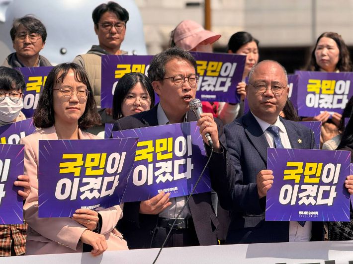 지난 4일 오전 진주시청 앞에서 열린 기자회견. 윤석열퇴진 진주비상행동 제공