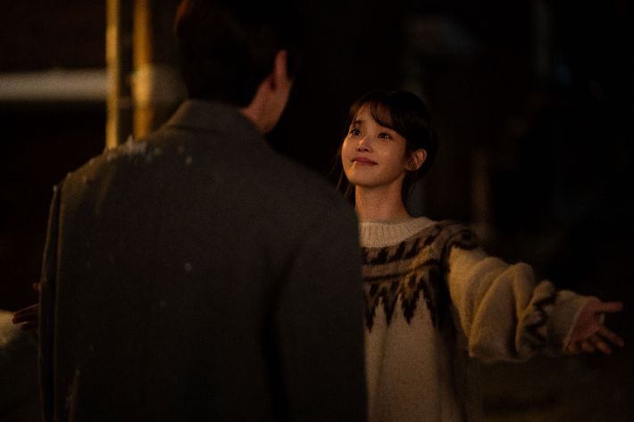 '폭싹 속았수다'는 제주에서 태어난 청년 오애순(아이유)과 청년 양관식(박보검)의 모험 가득한 일생을 사계절에 걸쳐 그려낸다. 이야기는 1960년부터 2025년까지의 흐름 속에서 중년 오애순(문소리)과 중년 양관식(박해준)의 삶까지 함께 조명한다. 아이유는 극 중 청년 애순과 관식의 딸 양금명 역을 맡아 1인 2역을 소화하며 주목받았다. 넷플릭스 제공