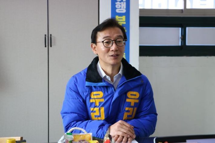 부산 유일 야당 국회의원인 더불어민주당 전재수 의원은 탄핵 인용 직후 부산CBS와의 전화통화에서 "대한민국이 총체적 위기에 빠진 지금, 민주당 집권에 도움이 되는 방향으로 결정하겠다"며 경선 참여 가능성을 열어두었다. 전재수 의원실 제공